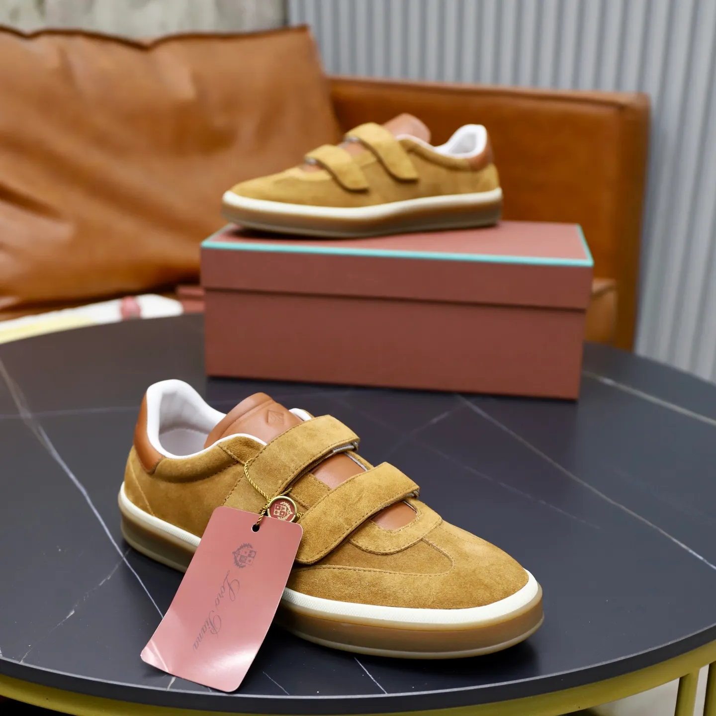 Ex-factory price: 560💰Loro Riana men’s moral training sneakers! Made from high-quality materials and designed in a low-cut silhouette, it offers an elegant and stylish look that's suitable for year-round wear. The unique double-layer sole aesthetic design, caramel cup-shaped outsole is decorated with off-white rubber trim, creating an attractive color combination. Pair with tailored pieces or jeans for a sophisticated yet casual look. The heel is decorated with soft cow leather tongue with Kummel color inserts and cotton laces with embossed LP logo. Upper: cow split suede stitching knitted fabric. Lining: original thickened soft sheepskin. Size: 38-39-40-41-42-43-44 (customized in 45.46)